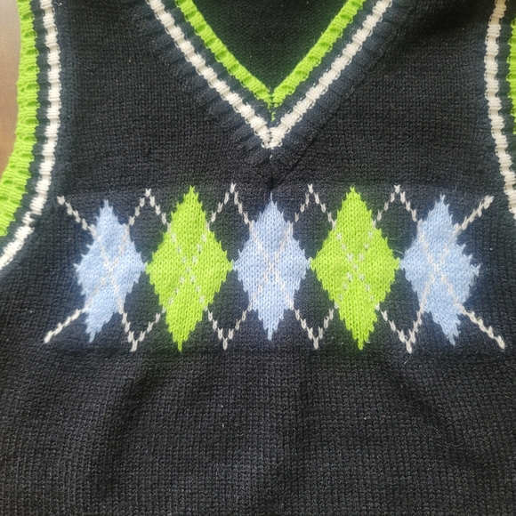 Fall Winter Plaid Knitted Cropped Sweater Vest in Black - Picture 5 of 9